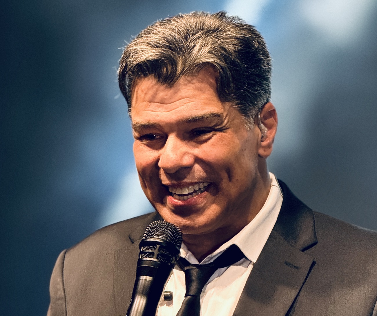 Maurício Mattar volta celebrando 30 anos de carreira musical