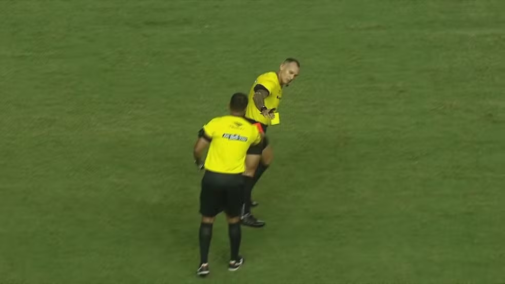 Árbitro esquece cartão amarelo em jogo entre Sport e Altos