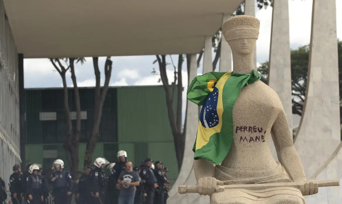 Moraes concede prisão domiciliar à mulher que pichou estátua da Justiça no 8 de janeiro