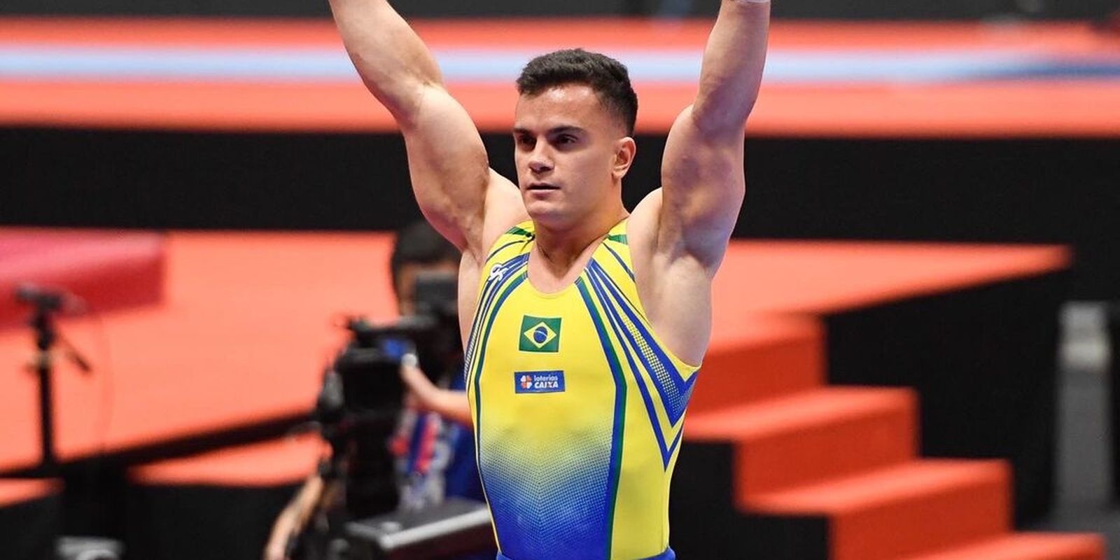 Caio Souza garante vaga na final das barras paralelas na Copa do Mundo.