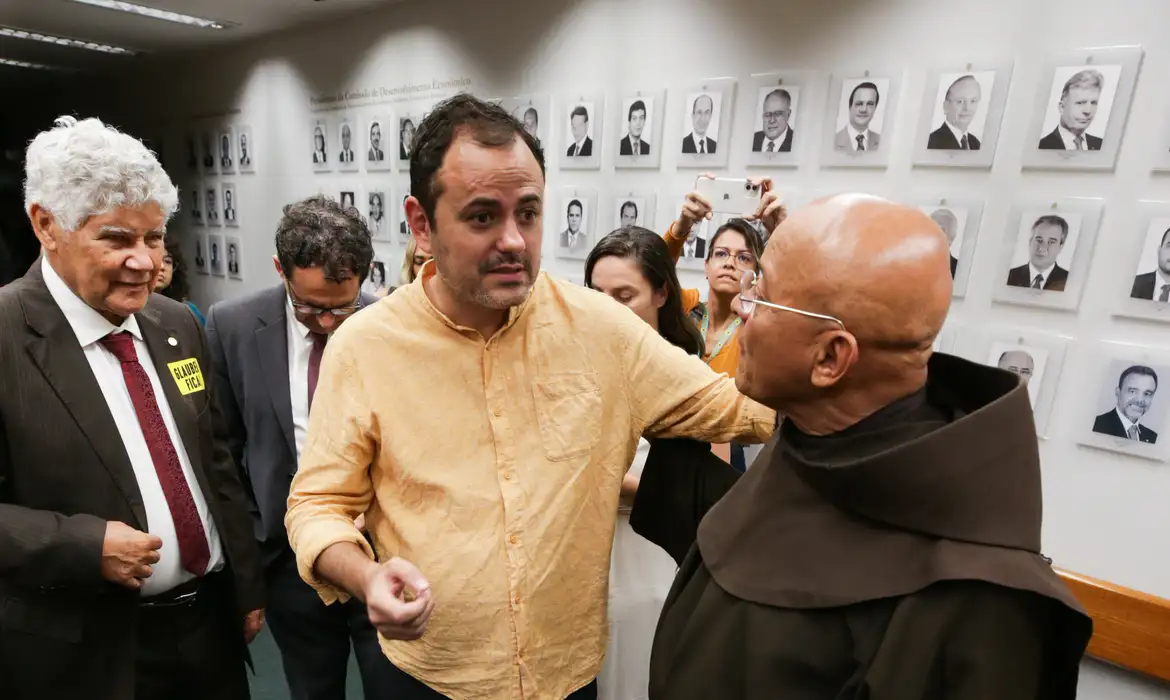 Deputado do Rio de Janeiro entra em greve de fome na Câmara