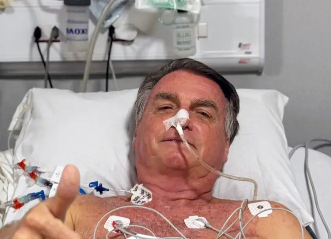 Jair Bolsonaro é submetido a cirurgia no intestino em Brasília