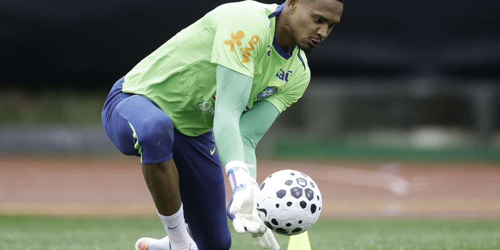 Goleiro john celebra convocação inédita para a seleção brasileira