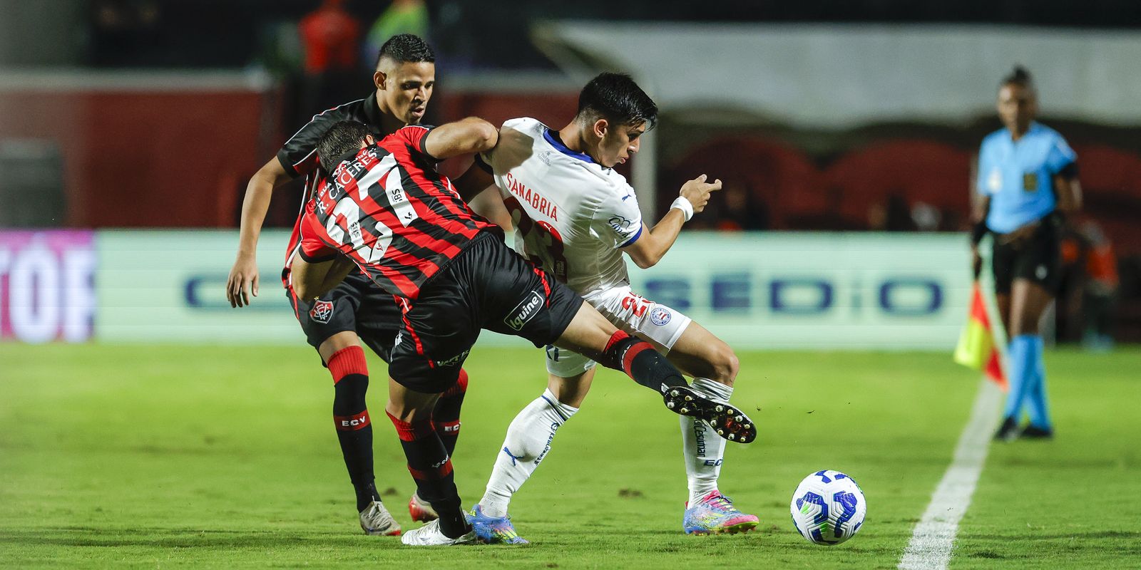 Vitória bate bahia em duelo decisivo contra o rebaixamento
