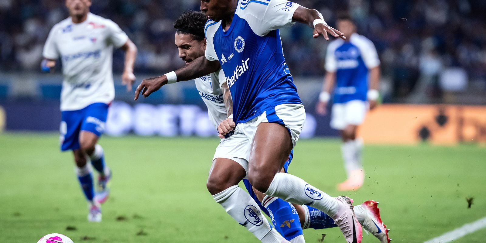 Cruzeiro vence fortaleza e encosta nos líderes do campeonato