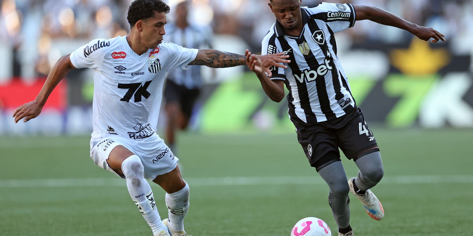 Botafogo abre vantagem duas vezes, mas cede empate ao santos em casa