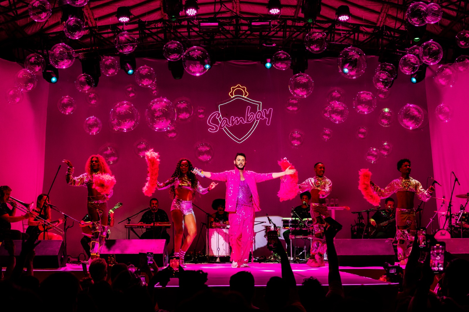 Ritmo acelera: shows da corte real 2026 agitam a cidade do samba