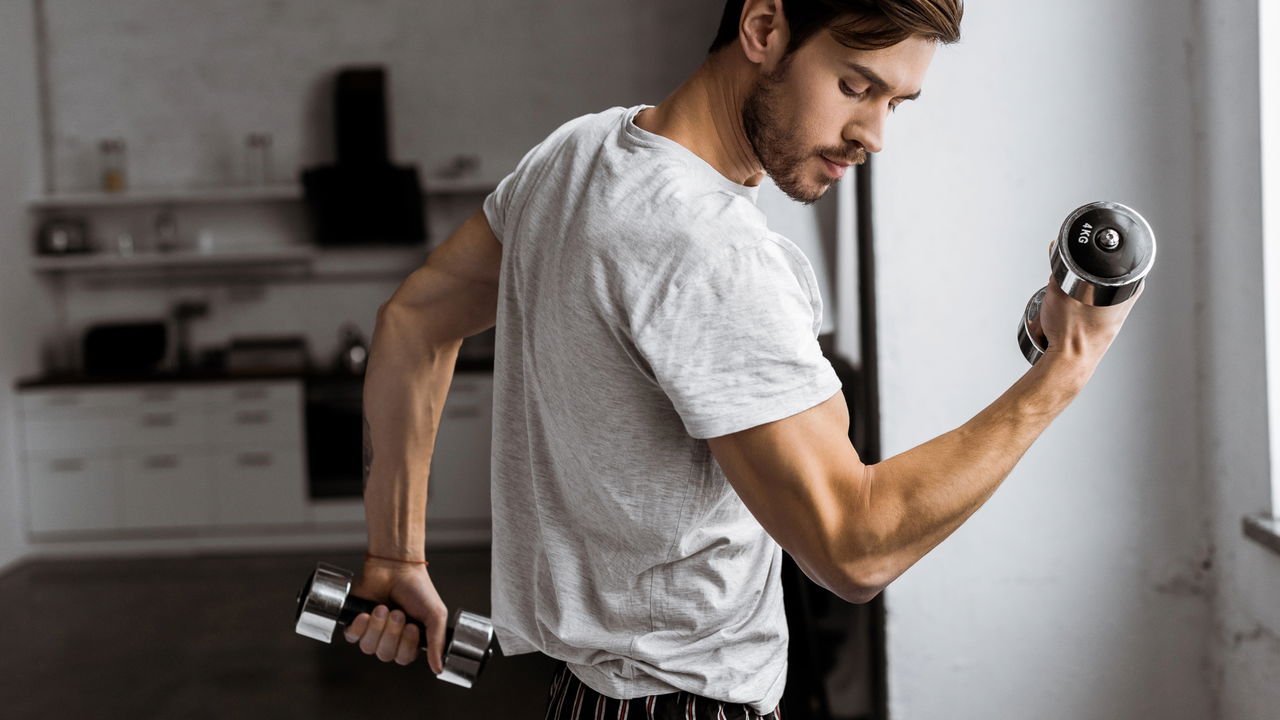Bíceps de aço: guia prático de exercícios em casa