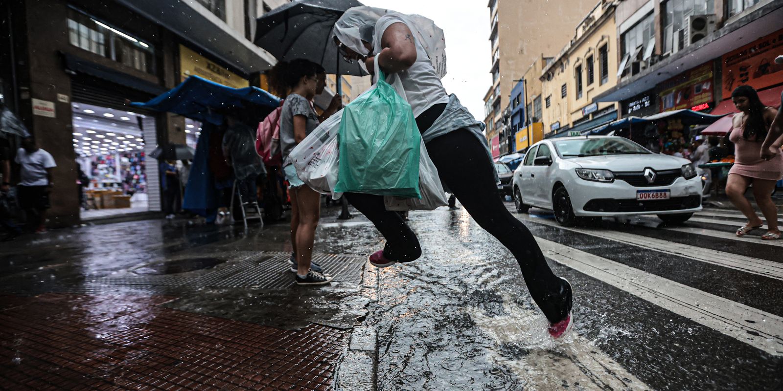 Frente fria traz chuvas, raios e queda de temperatura a são paulo
