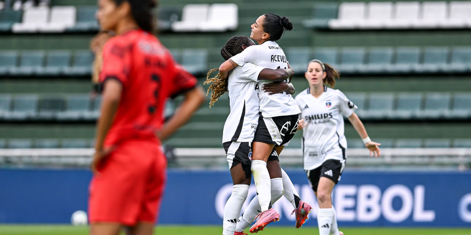 Com técnica brasileira, colo colo avança na libertadores feminina