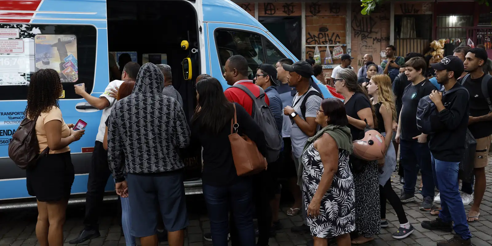 Entrei na estação para fugir dos tiros, conta moradora do rio