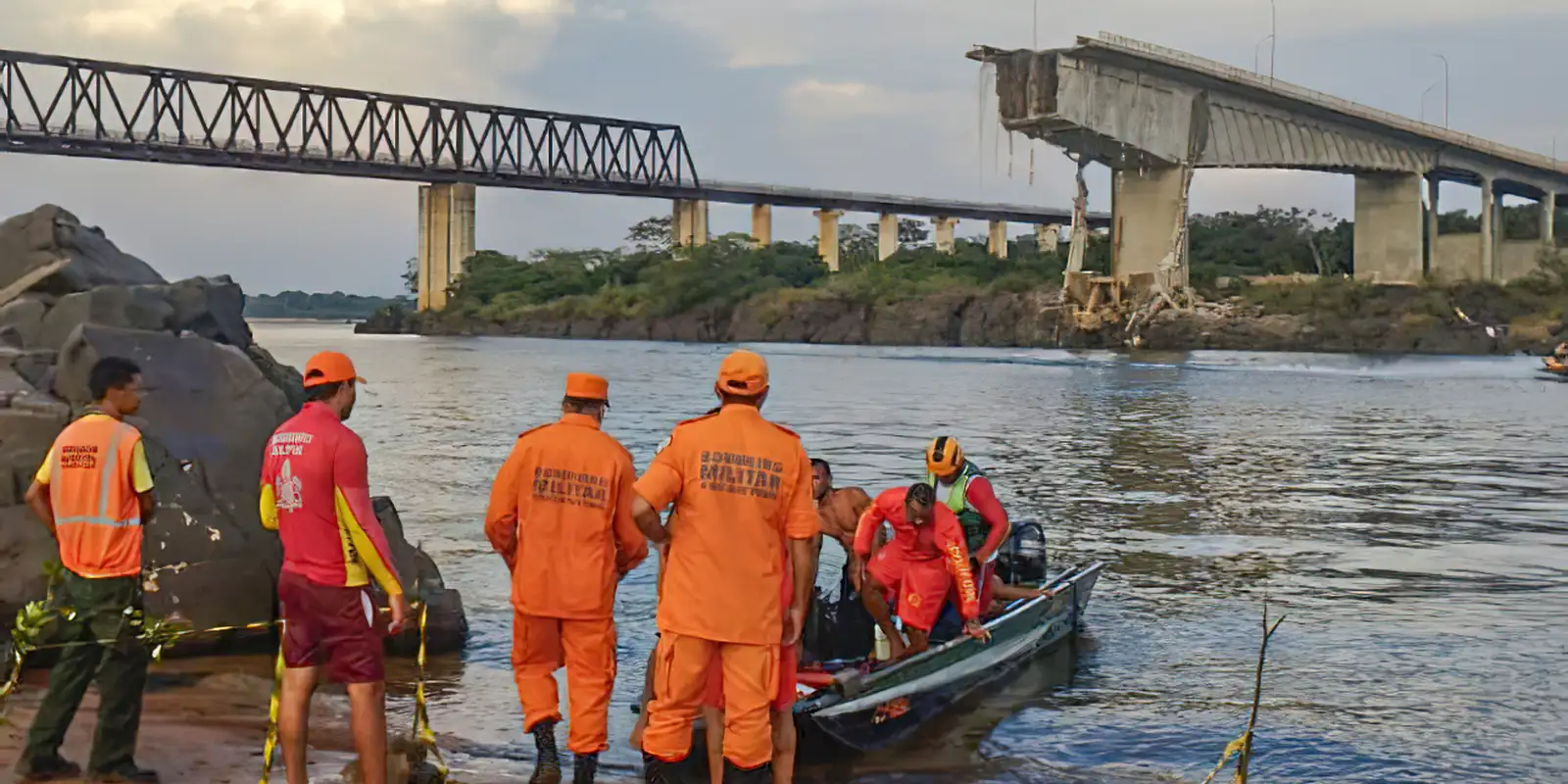 Carreta com ácido sulfúrico é resgatada do tocantins após desabamento da ponte