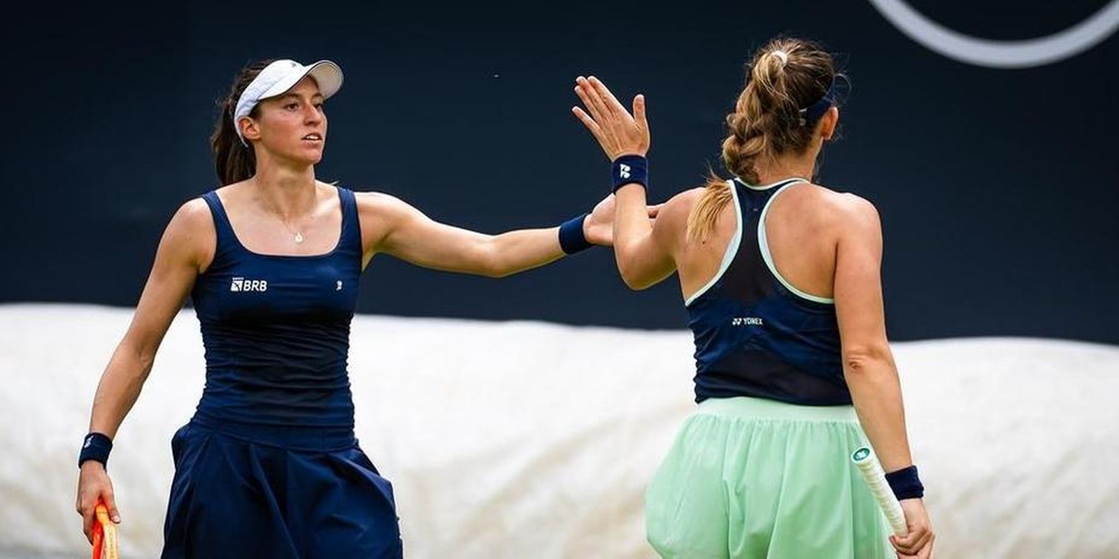 Stefani e babos avançam no wta 1000 de wuhan após vitória sólida