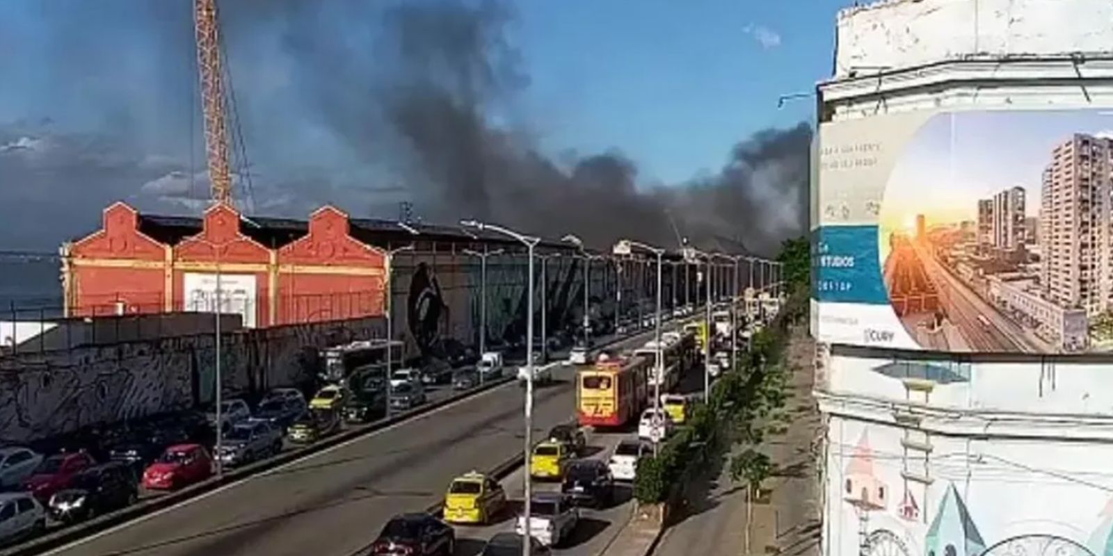 Incêndio destrói barracão de escola de samba no rio; bombeiros agem