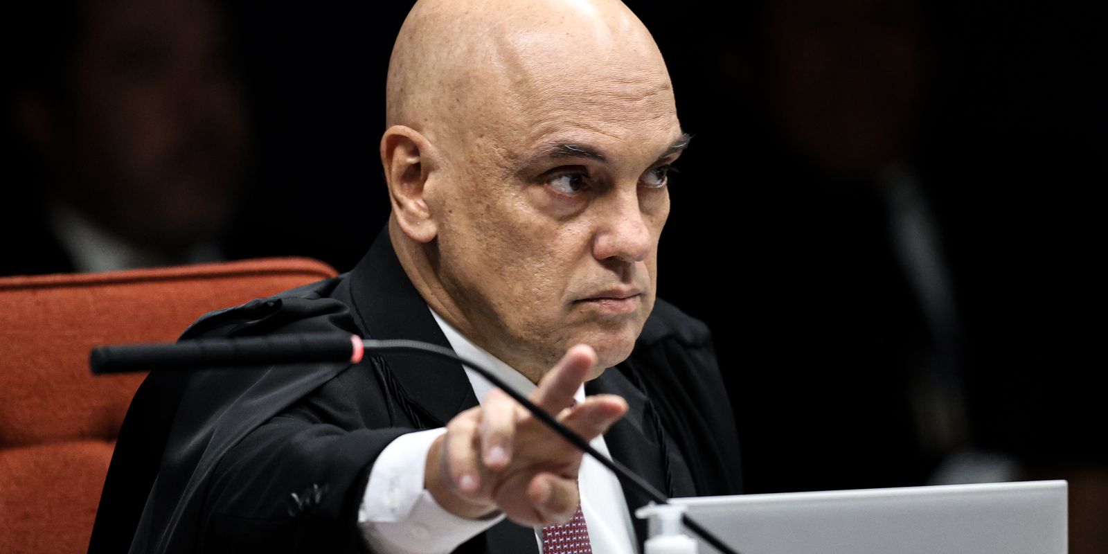 Moraes notifica defesa de collor sobre tornozeleira desligada e cobra explicações