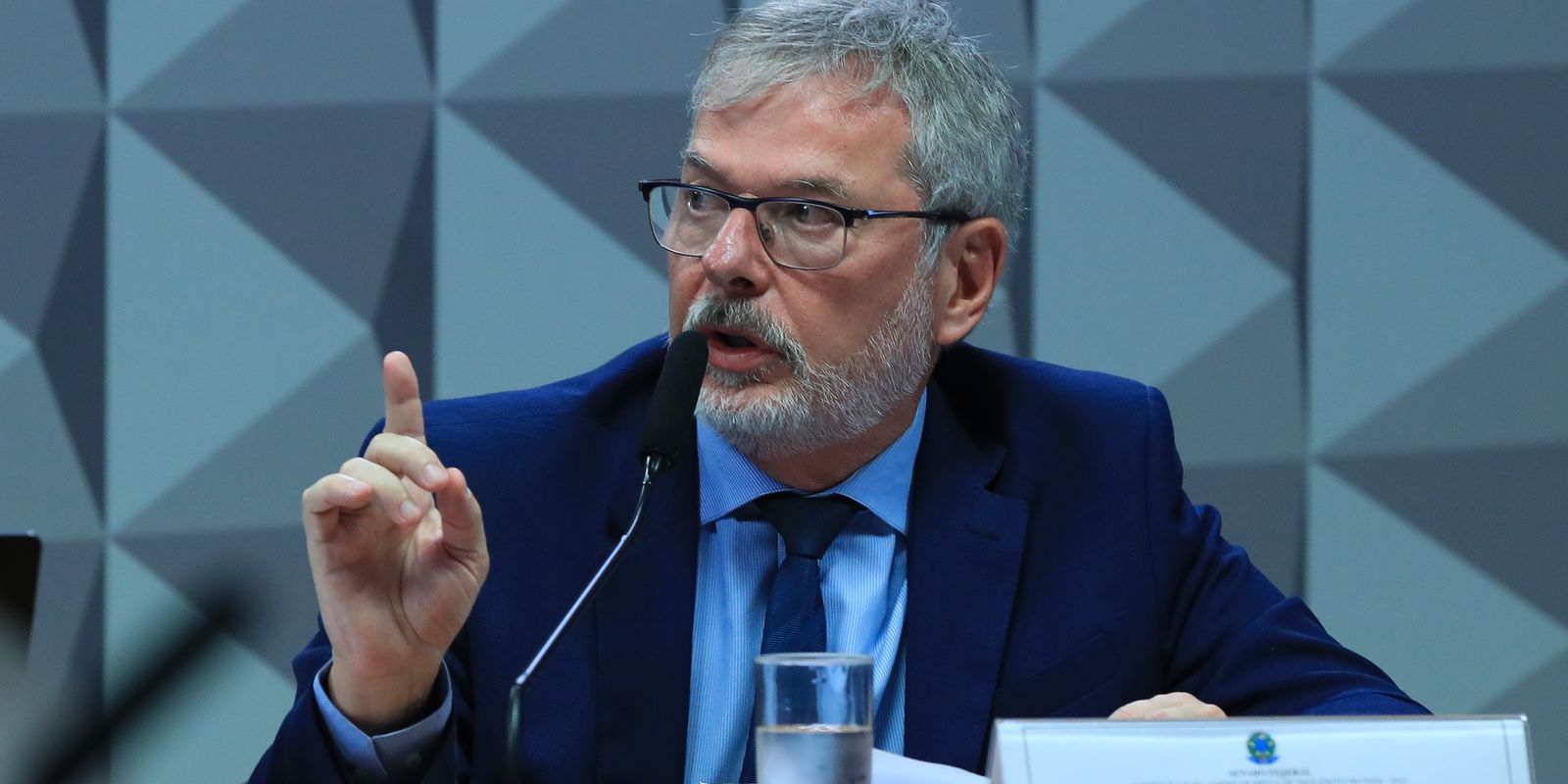 Ex-diretor do inss nega influência política em depoimento à cpi