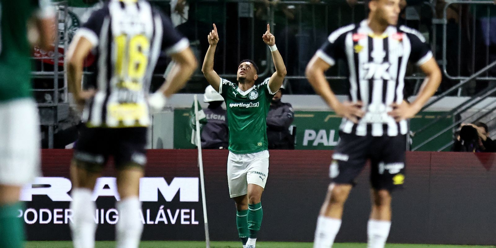 Palmeiras vence santos com dois gols de vitor roque no brasileirão