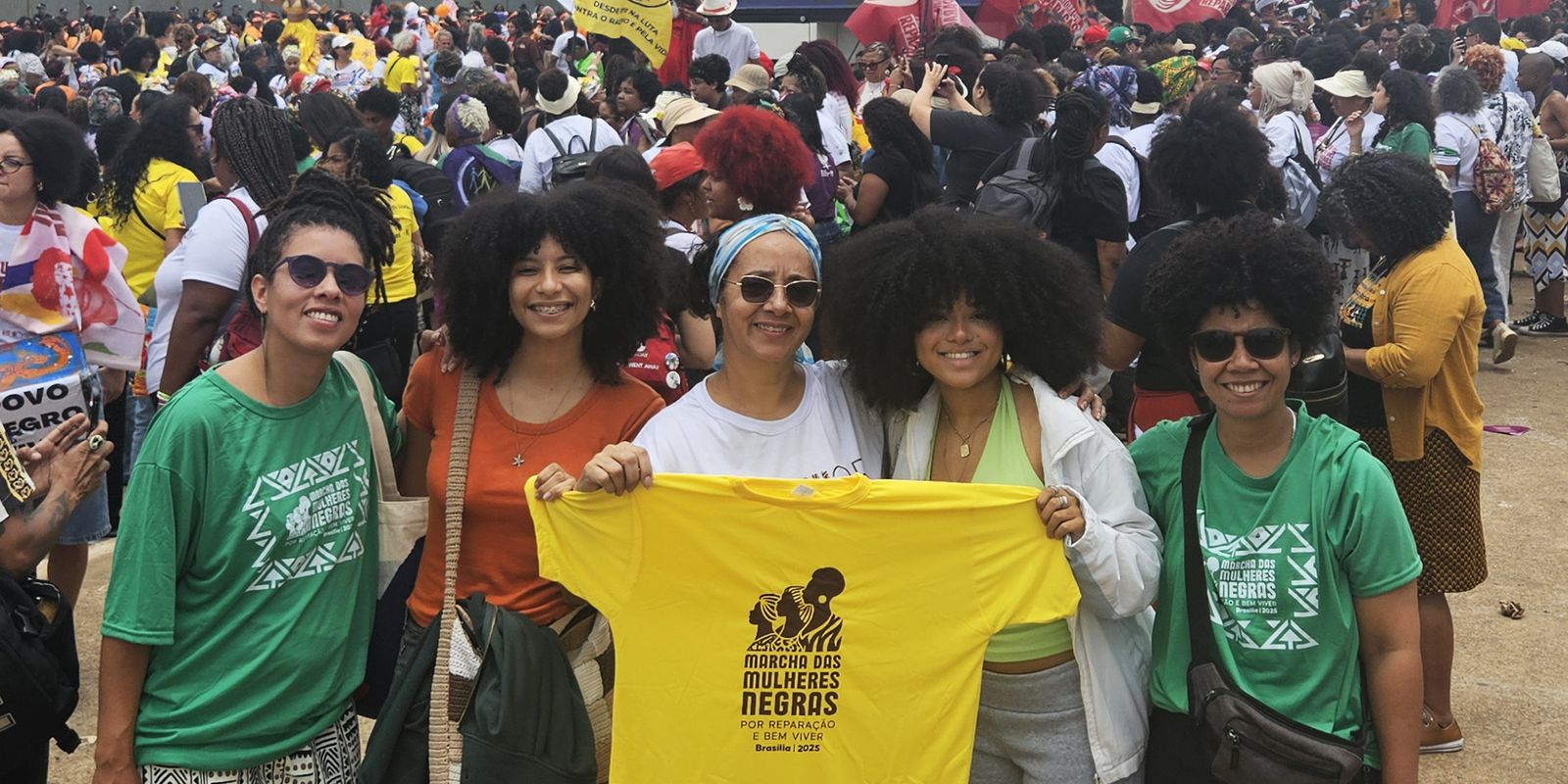 Meio milhão de mulheres negras marcham por reparação e bem-viver em brasília