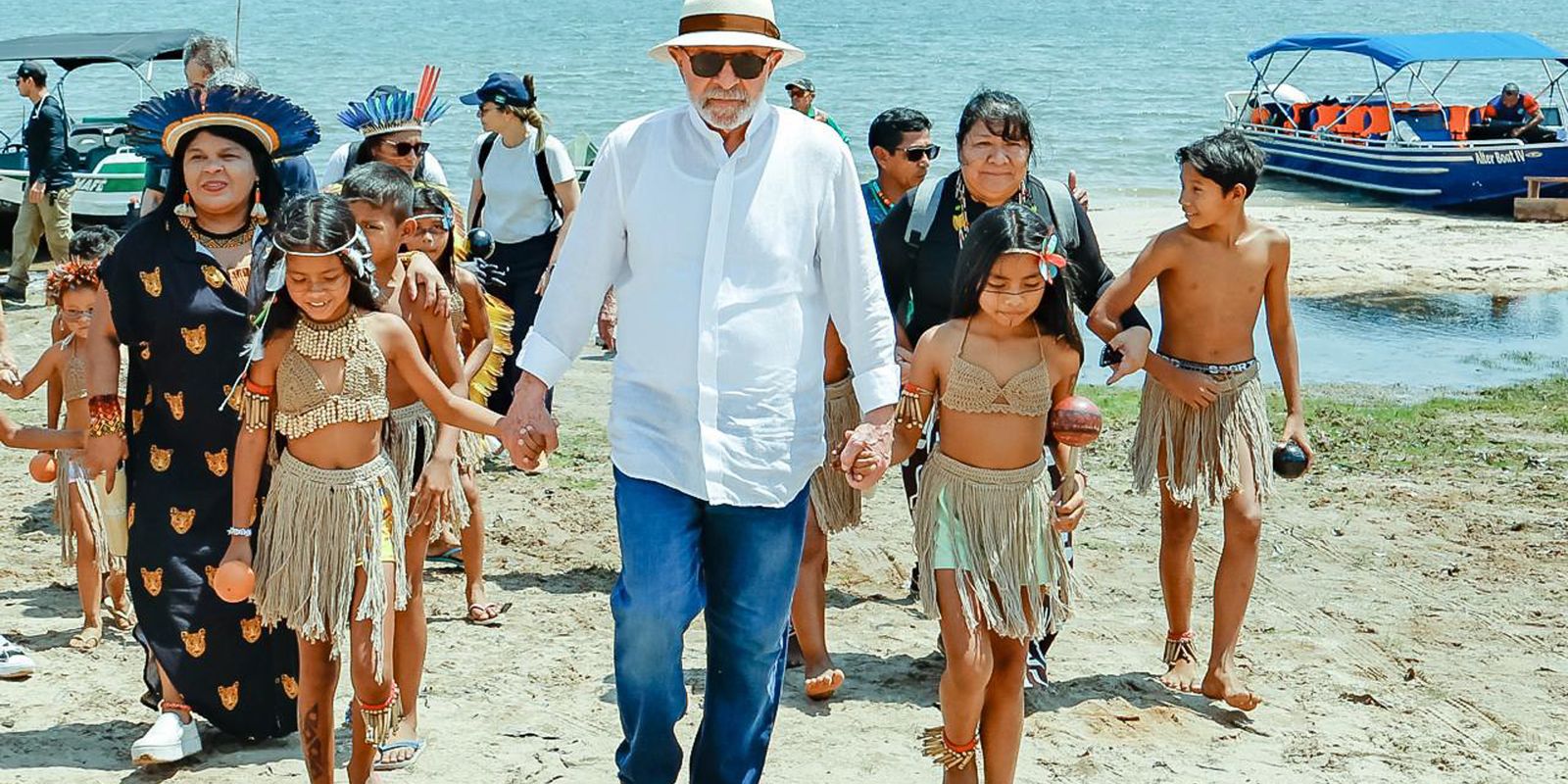 Lula promete energia e universidade para comunidade indígena no pará
