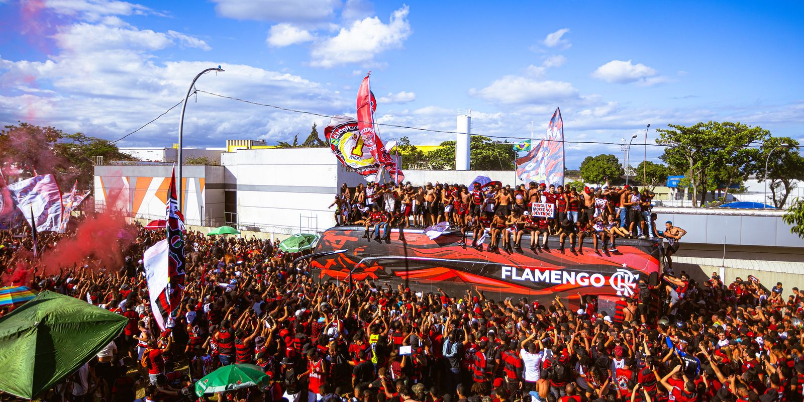 Flamengo parte para a final da libertadores em meio à celebração da torcida
