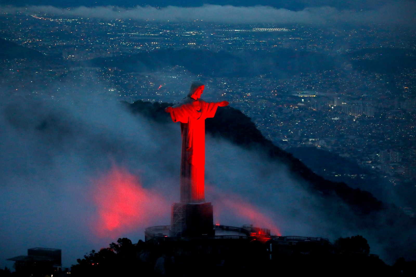 Cartões postais do rio brilham em vermelho pela conscientização da aids
