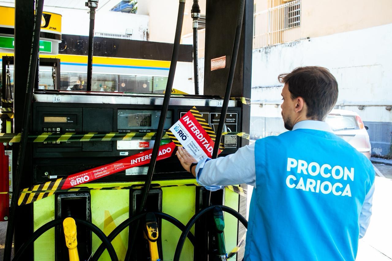 Procon carioca intensifica fiscalização e lança mapa de postos autuados