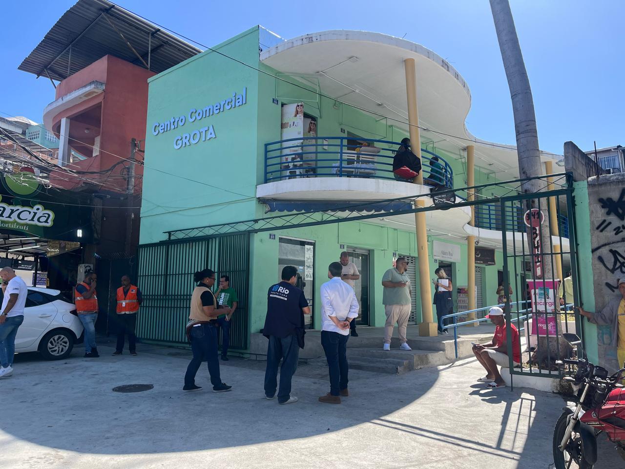 Rio revitaliza centro comercial na grota, complexo do alemão