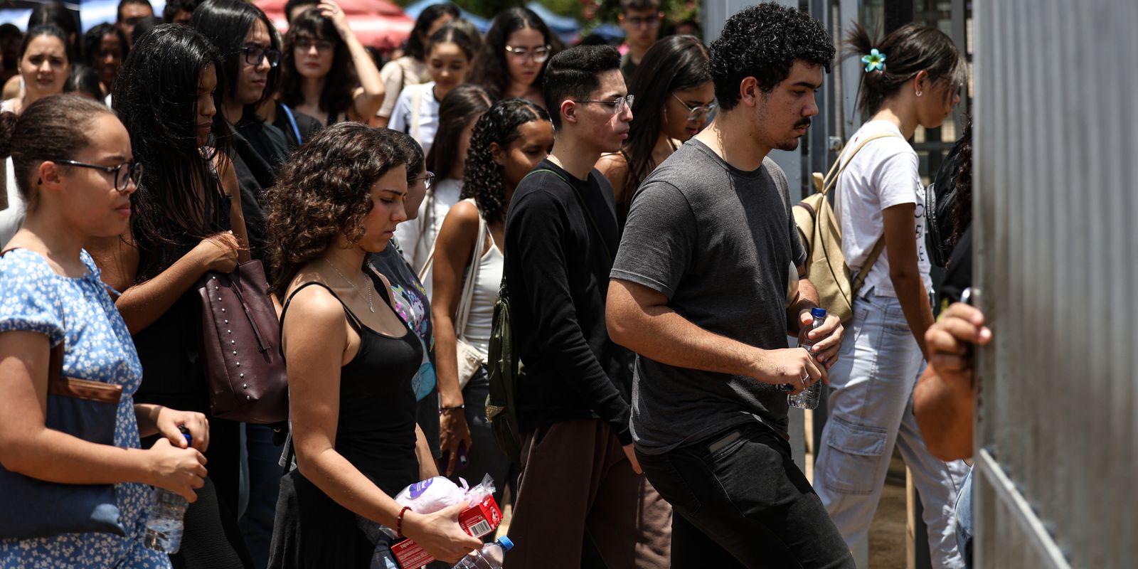 Enem: candidatos divergem sobre dificuldade da prova, apontando longa duração