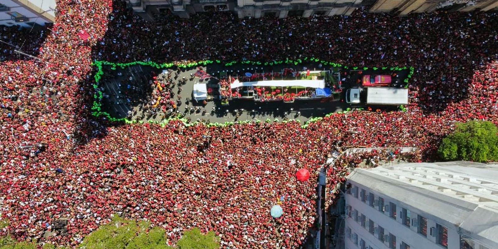 Rio em festa: multidão celebra o tetracampeonato do flamengo na libertadores