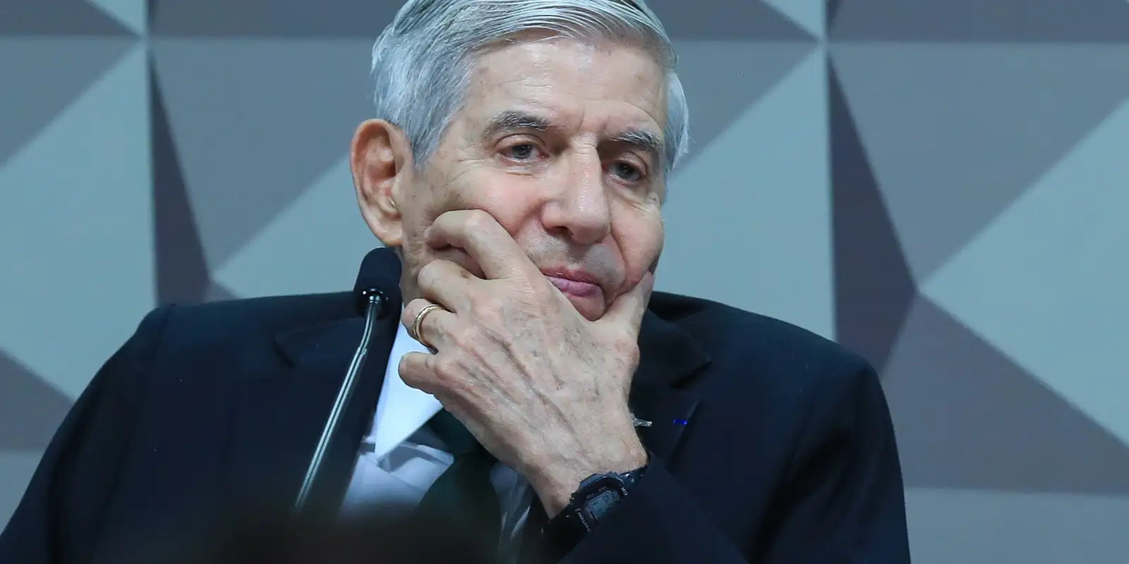 Moraes exige provas médicas detalhadas para avaliar prisão domiciliar de heleno