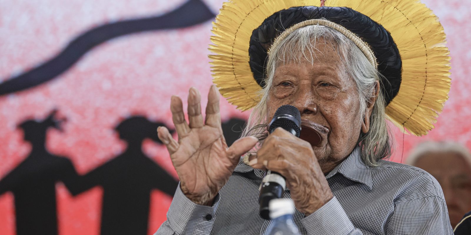 Cacique raoni conclama à luta contínua no encerramento da cúpula dos povos