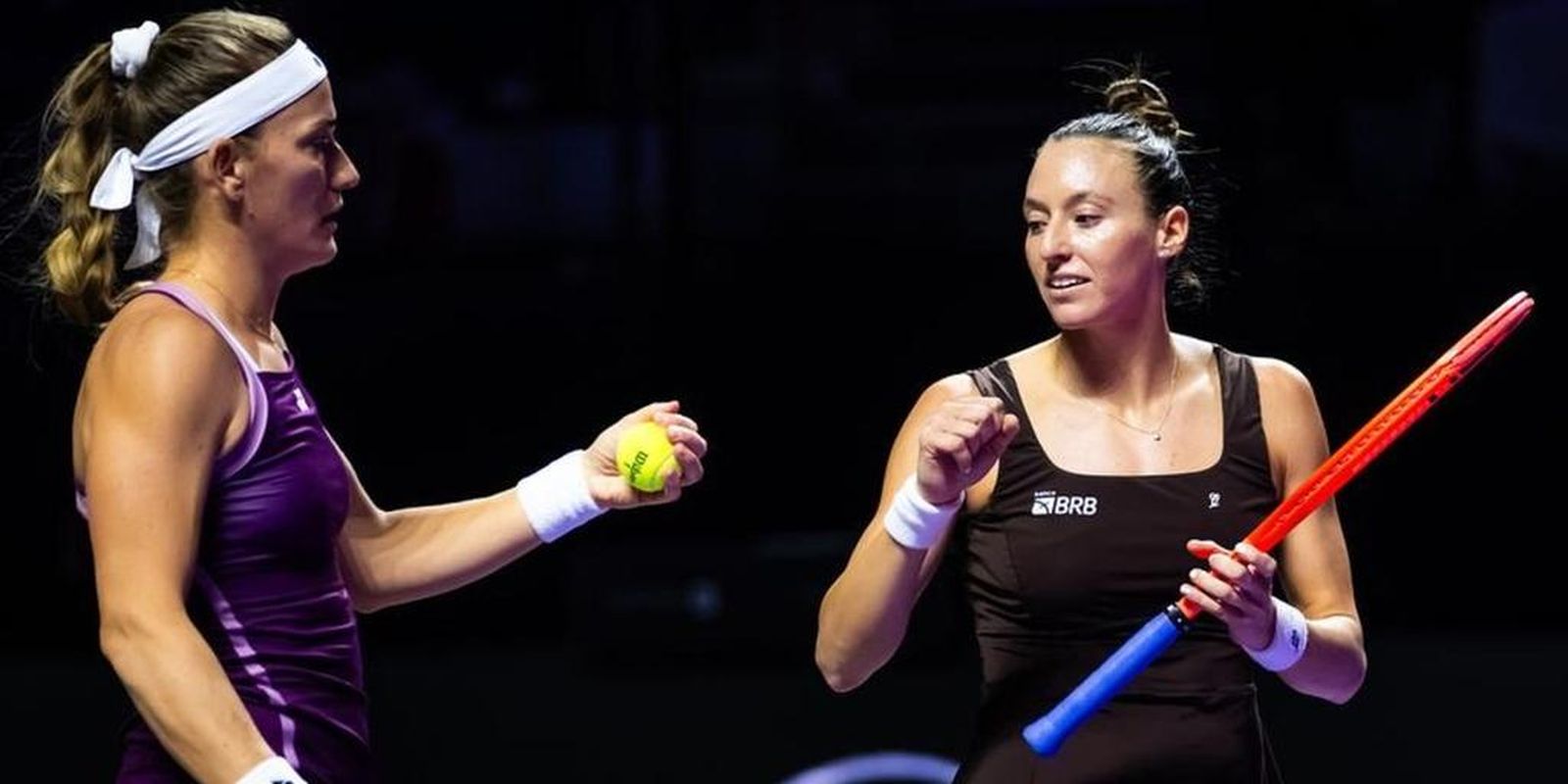 Stefani e babos vencem e se aproximam da semifinal no wta finals