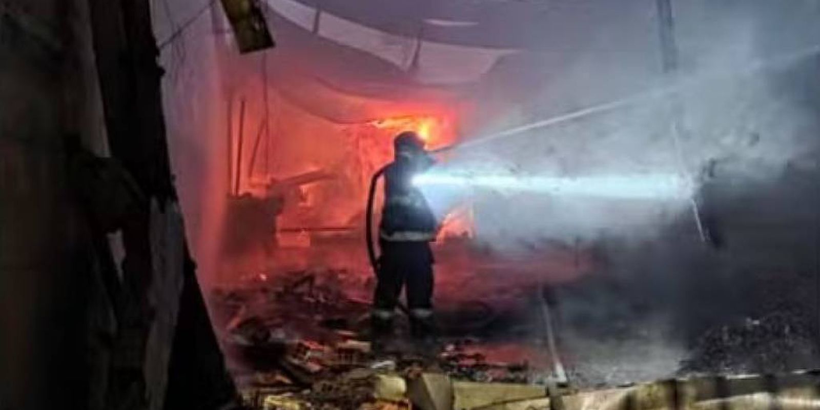 Incêndio de grandes proporções consome fábricas e atinge creche em São Paulo