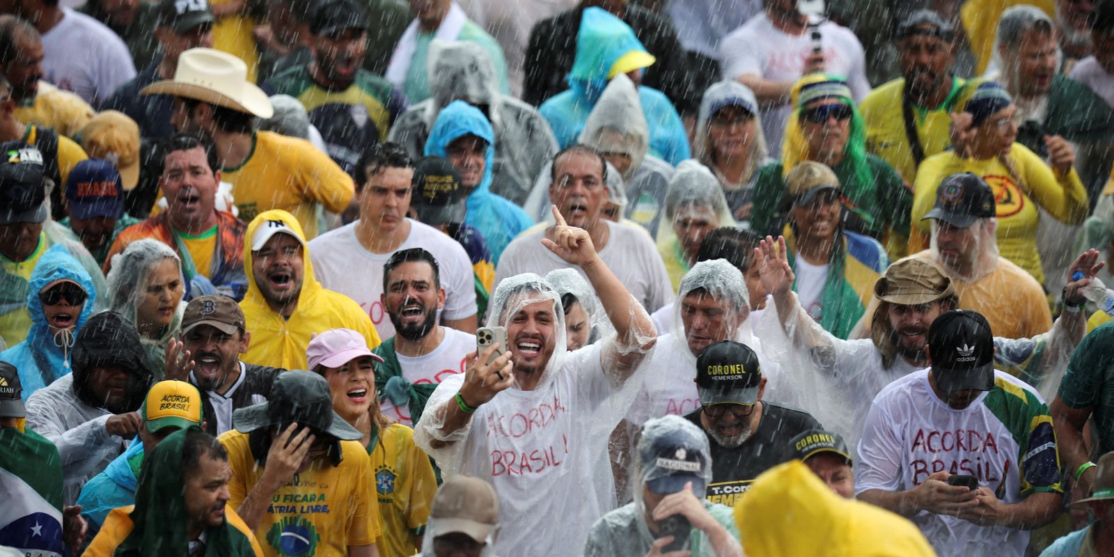Raio atinge manifestantes em Brasília e deixa dezenas de feridos