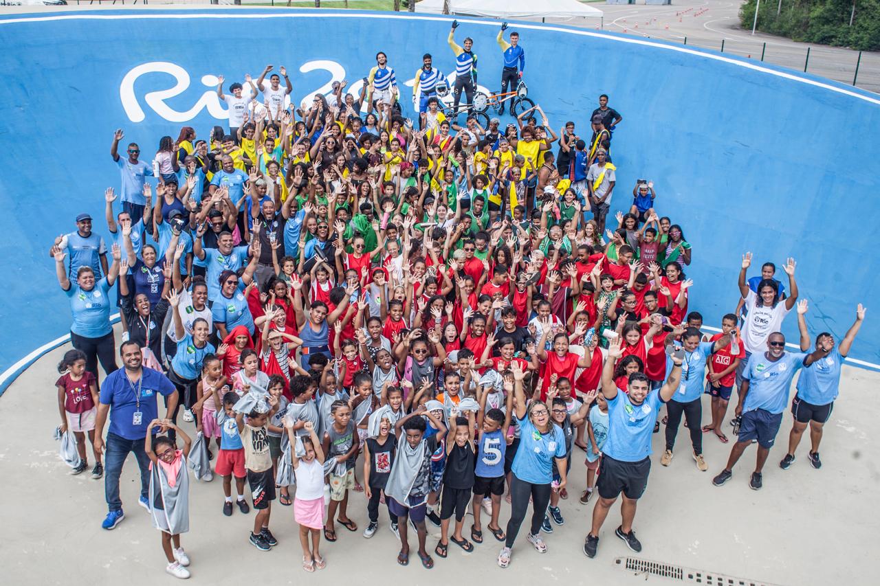 Atleta olímpico Renato Rezende leva a emoção do BMX para crianças da colônia de férias em Deodoro