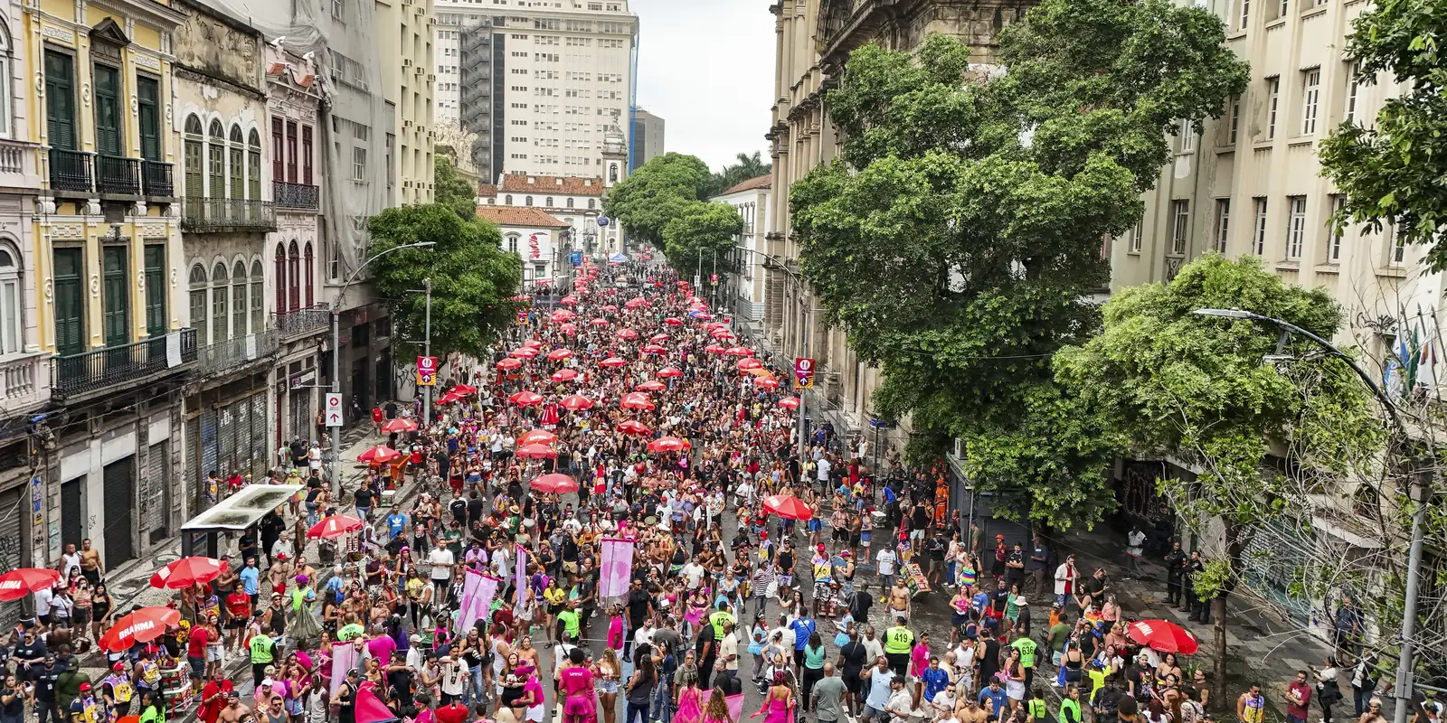 Lexa emociona público no Rio e arrasta multidão em seu aguardado retorno ao Carnaval