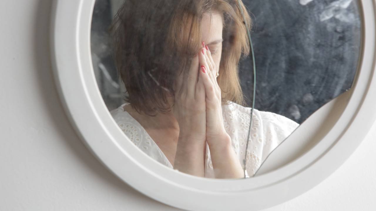 Psicologia revela: o sinal mais claro de que alguém tem baixa autoestima