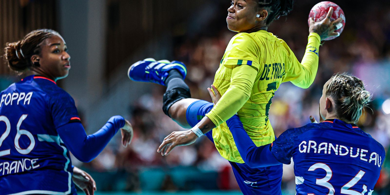 Bruna de Paula concorre a prêmio mundial: saiba como votar na estrela do handebol brasileiro