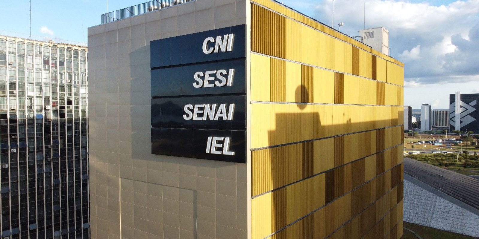 Juros a 15% ao ano geram revolta: entenda o impacto da Selic para empresas e trabalhadores
