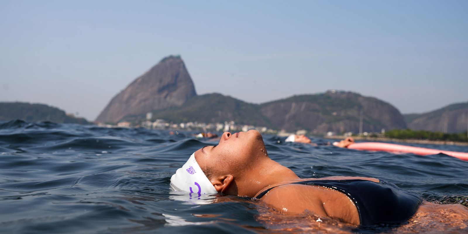 Rio de Janeiro: treinos coletivos na praia resgatam liberdade da comunidade trans