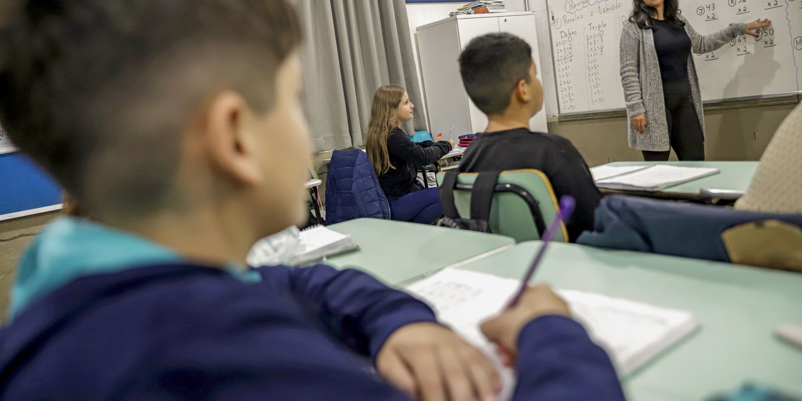 Piso do magistério sobe para R$ 5.130,63: entenda o impacto e a reação de prefeitos