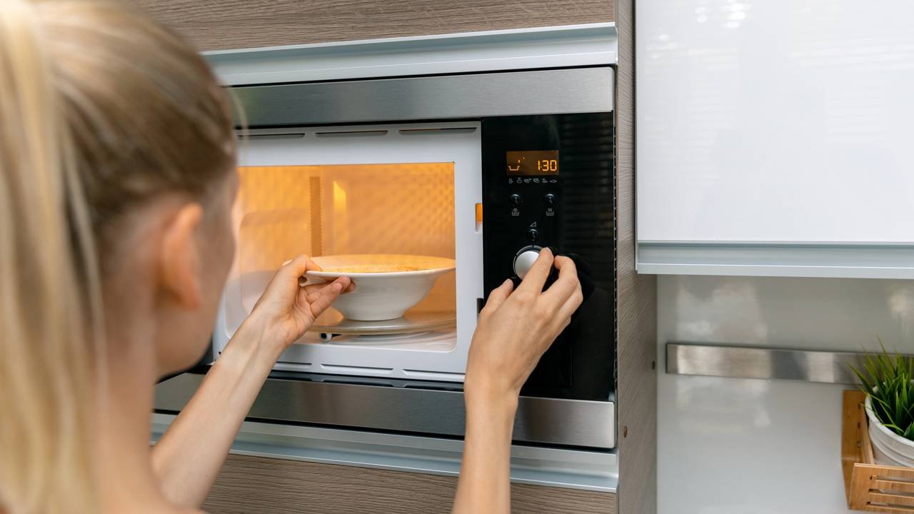 Comida de micro-ondas: por que esperar para comer evita riscos à saúde, segundo a ciência