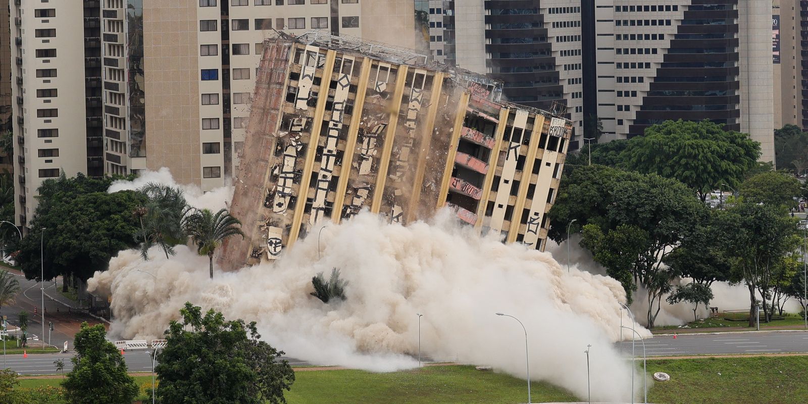 Cenas impressionantes marcam a implosão de hotel de luxo em Brasília
