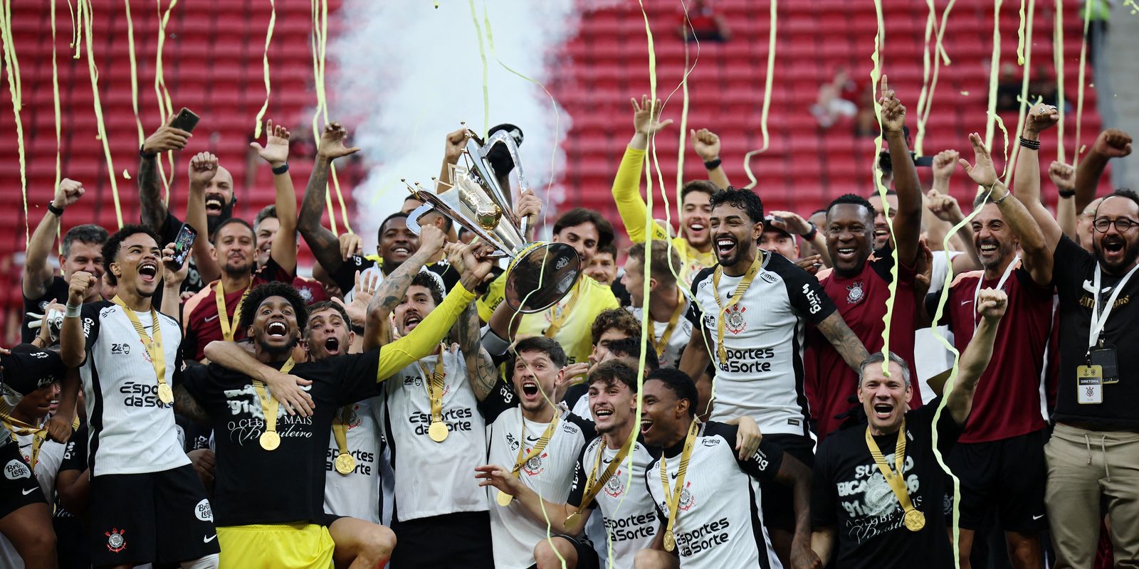 É bicampeão! Corinthians derrota Flamengo e levanta taça da Supercopa Rei
