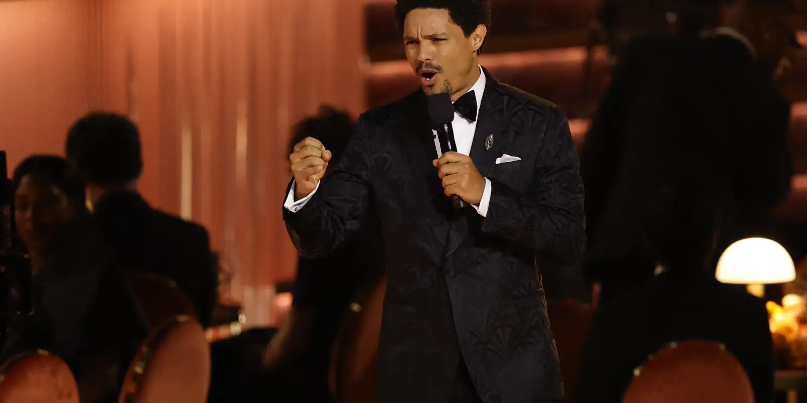 Grammy 2026: Trump é alvo de artistas em noite histórica para Caetano e Bethânia