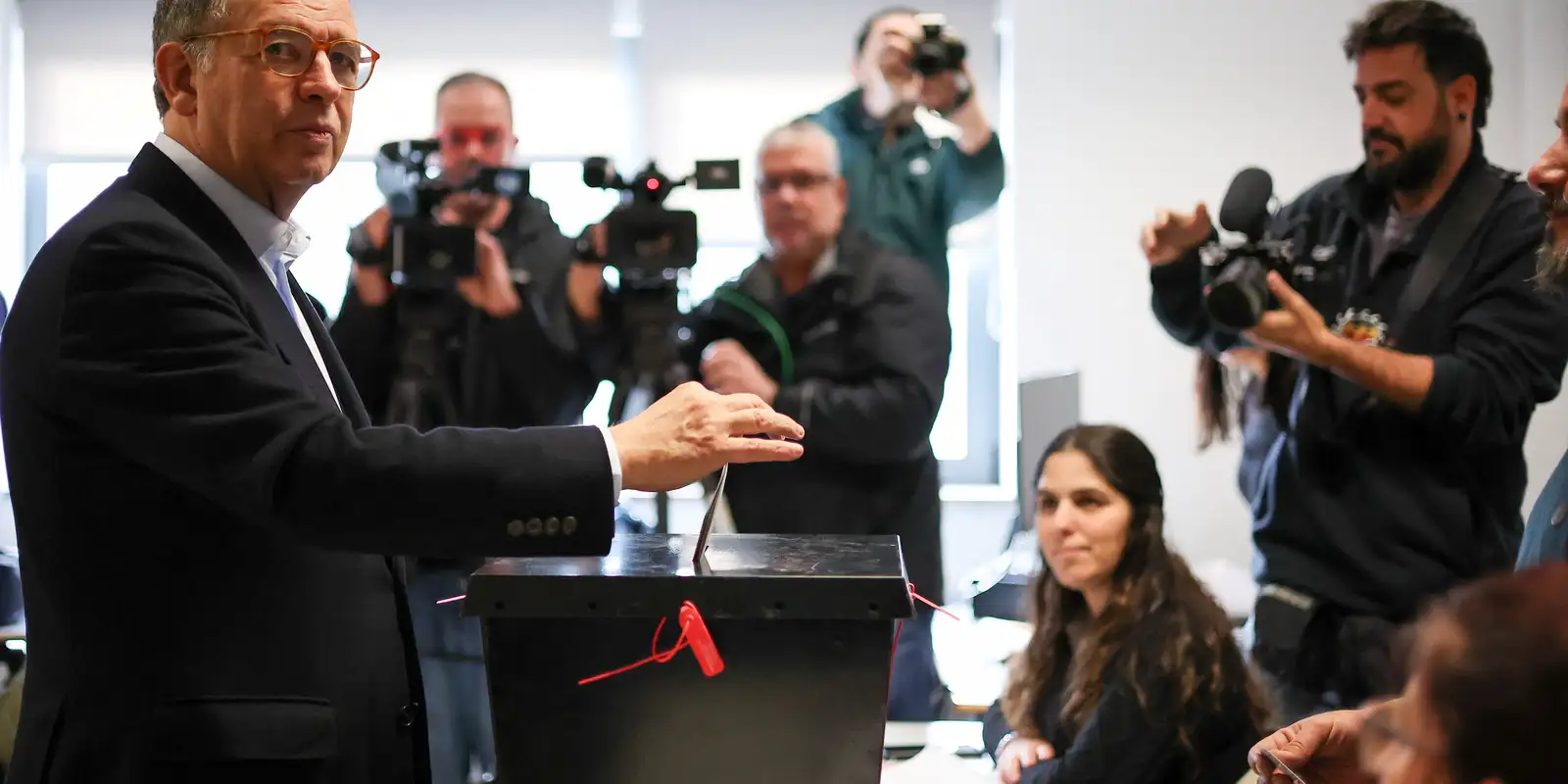 Eleições em Portugal: Antônio Seguro conquista presidência em disputa acirrada