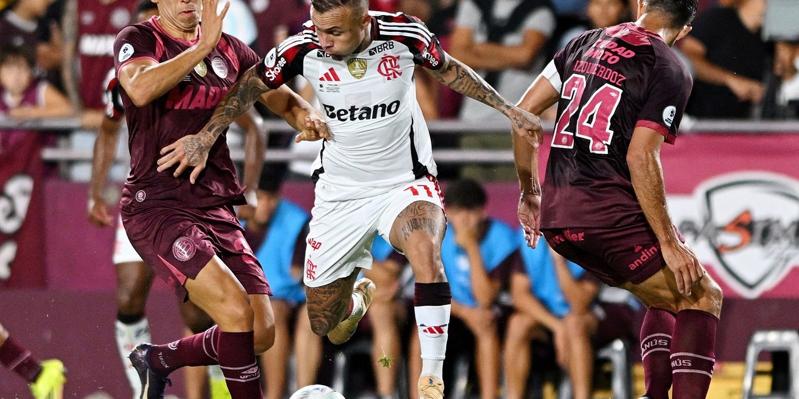 Flamengo é derrotado pelo Lanús e se complica na Recopa Sul-Americana