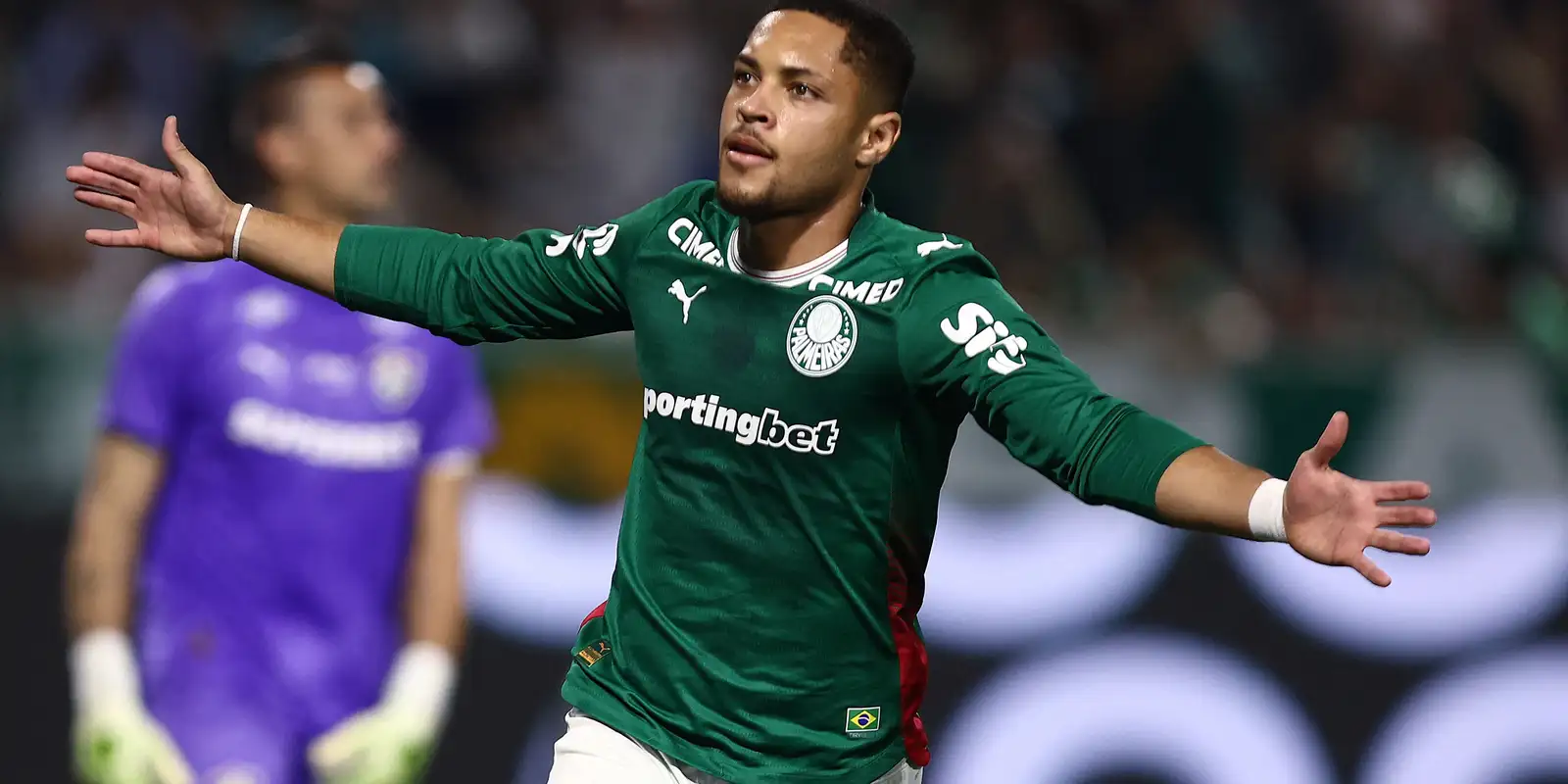 Palmeiras vence Fluminense e mantém liderança do Brasileiro após jogo eletrizante