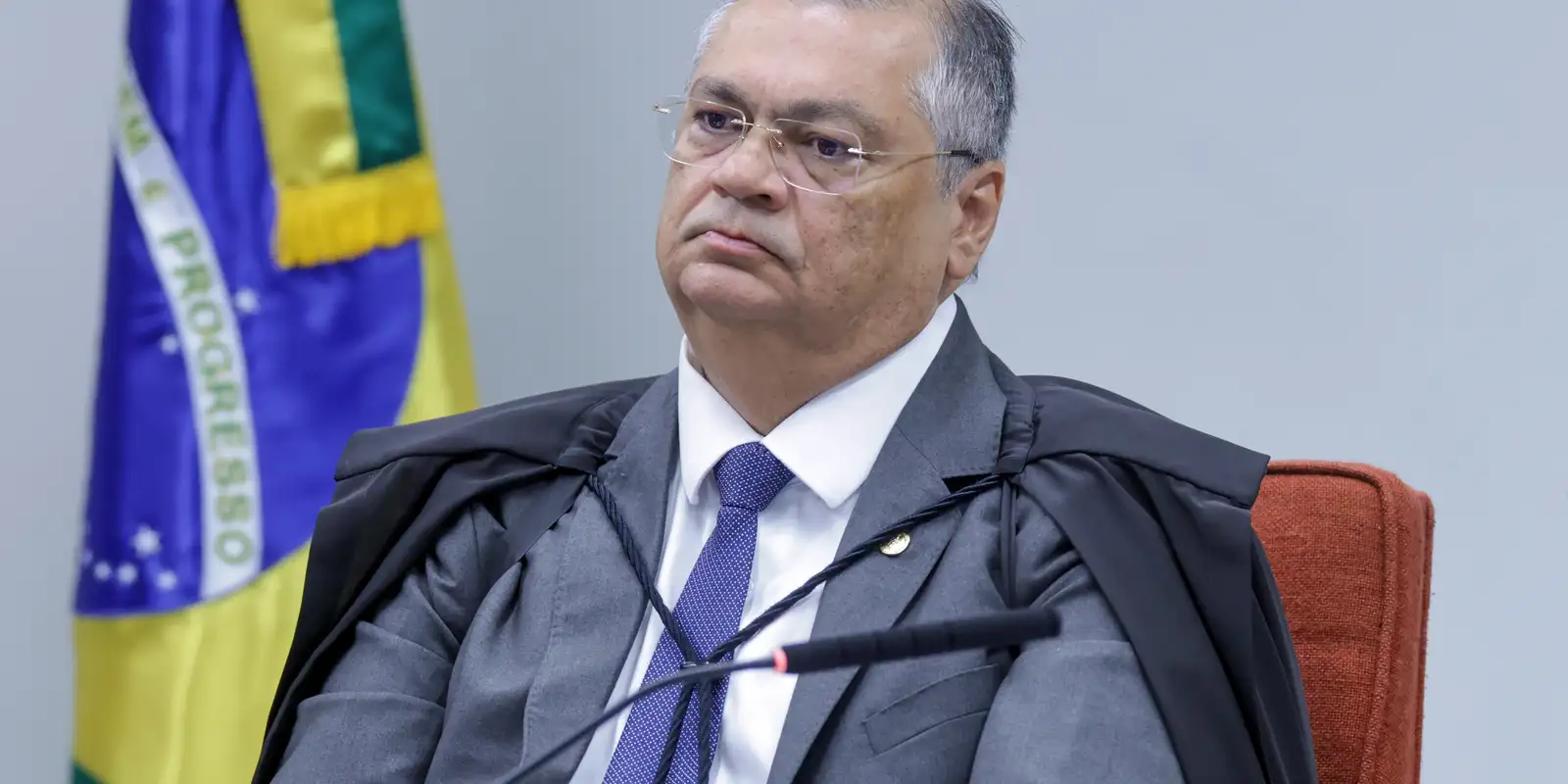 Flávio Dino suspende ‘penduricalhos’ em todos os poderes; veja o impacto nos salários