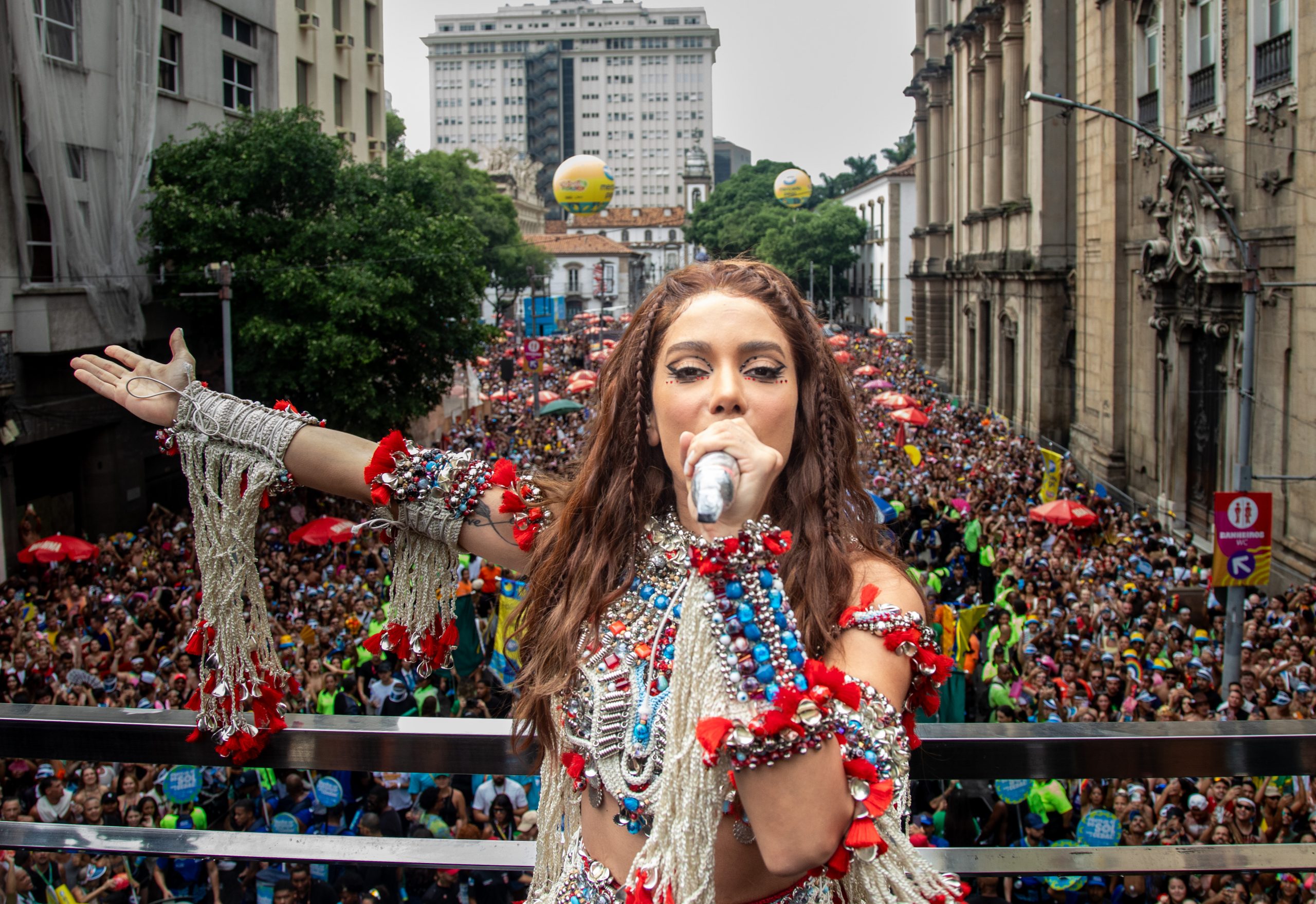 Fenômeno Anitta: 700 mil foliões lotam o Centro do Rio em bloco histórico
